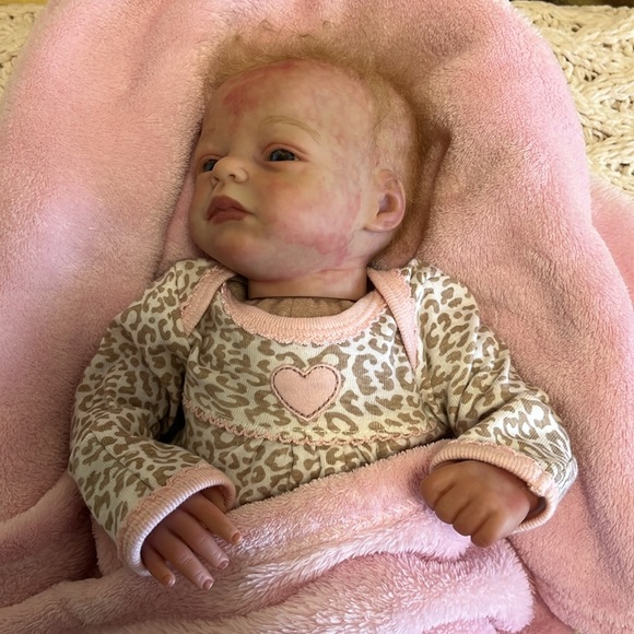 Limited edition preemie realborn doll “KISSABLE” by artist Marita Winters. - Picture 9 of 17